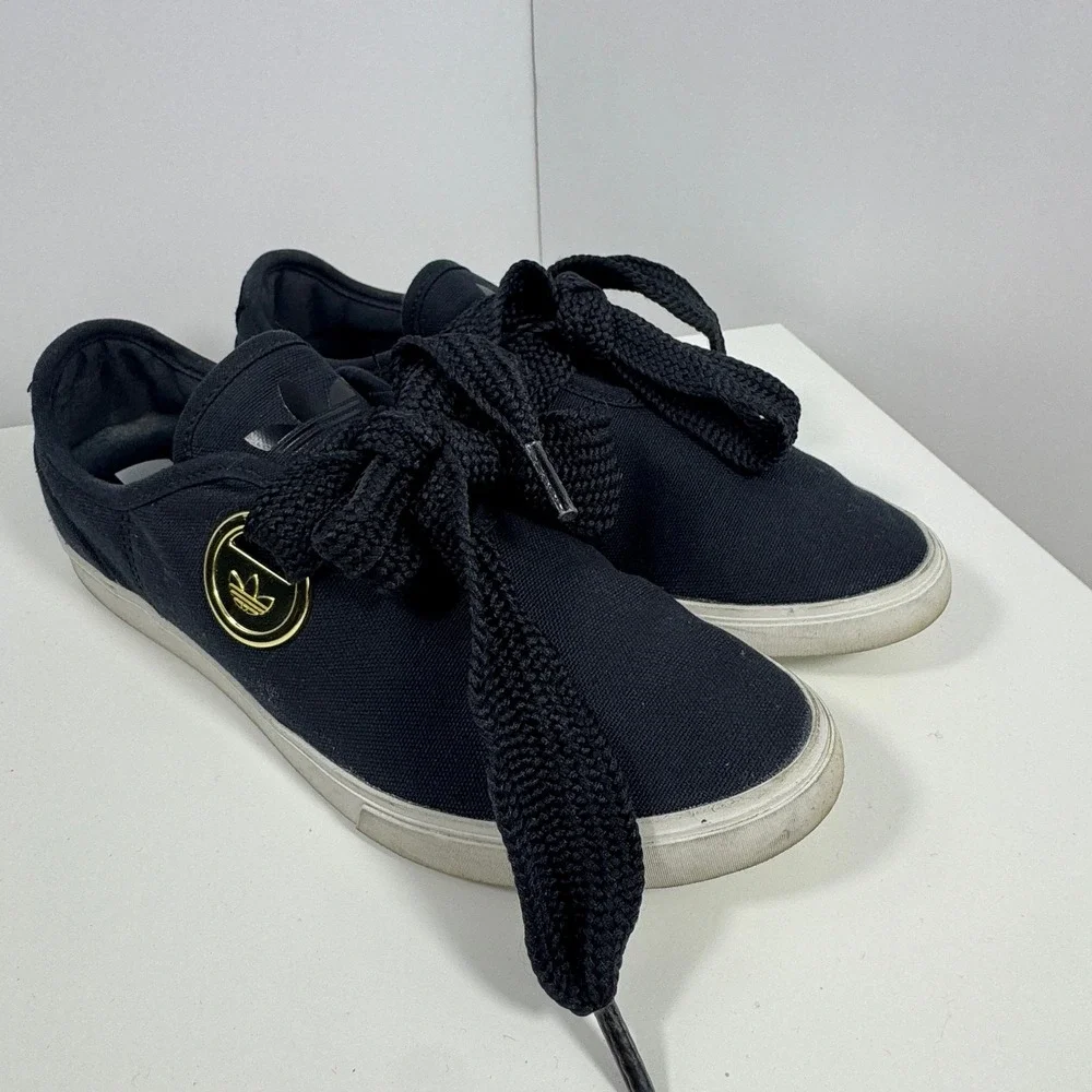 adidas Sleek Low Sneaker Womens Size 7 Black‎ Ribbon Bow Gold Badge FV0741